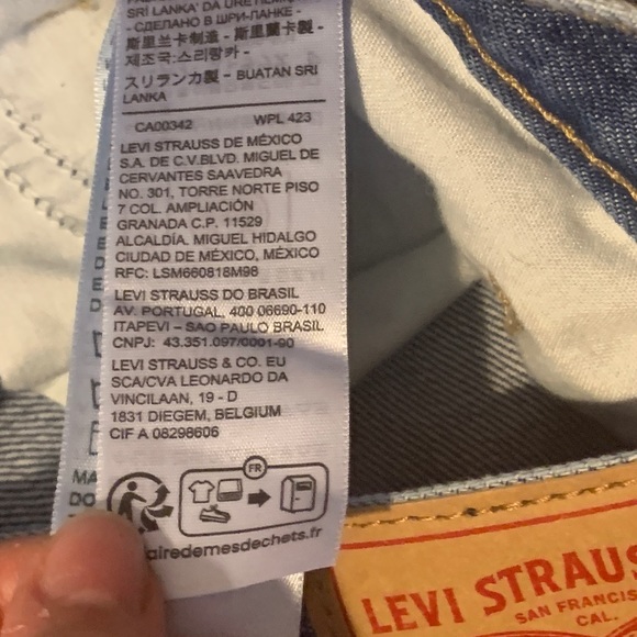 Levis Mom Shorts BNWT - Picture 4 of 4